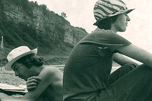 Ken Bolton, with Sal Brereton, Coalcliff Beach, 1981, photo Kurt Brereton