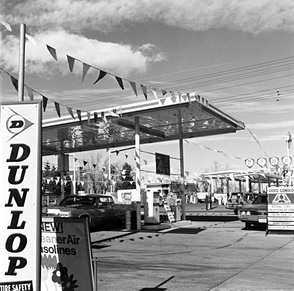 Robert Adams photo: Sheridan Boulevard, Lakewood, 1970-72; courtesy Fraenkel Gallery, San Francisco, © Robert Adams and the Fraenkel Gallery