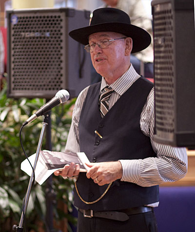 Rae Desmond Jones at the launch of his book Blow Out at the SUmmer Hill Hotel, Sydney, 15 March 2009. Photo by John Tranter.